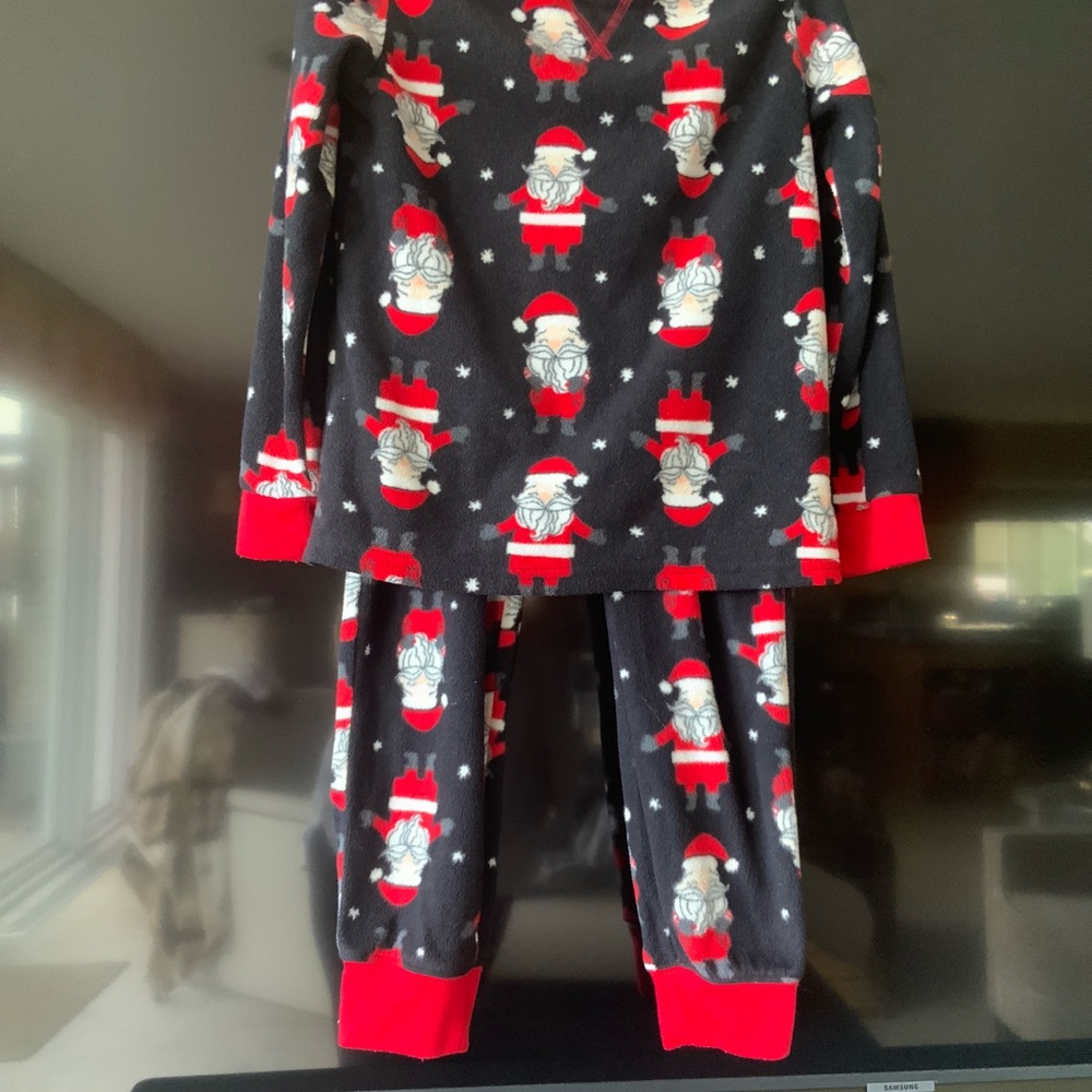 jammies for your families!  Boys Size 6 Two Piece Outfit
